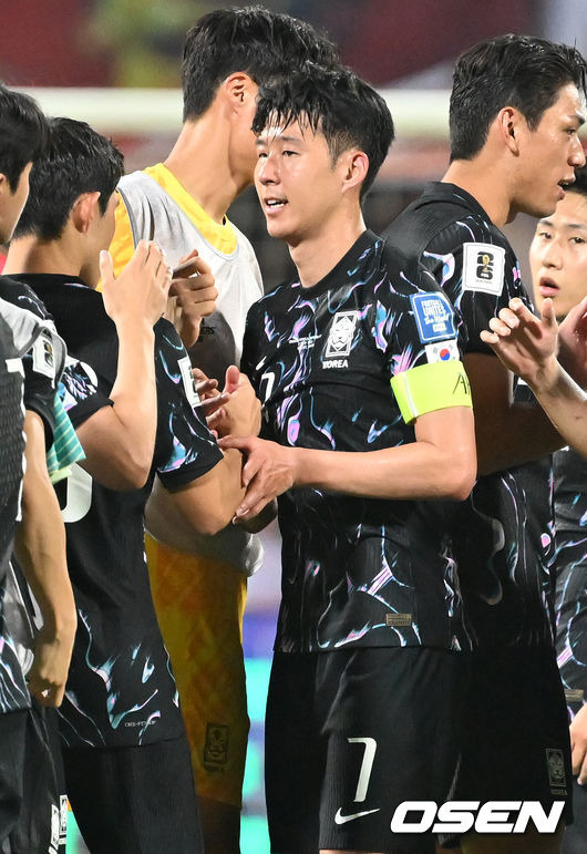 [OSEN=무스카트(오만) 민경훈 기자] 홍명보 감독이 이끄는 대한민국 축구 국가대표팀은 10일 오후 11시(이하 한국시간) 오만 무스카트의 술탄 카부스 종합운동장에서 오만과 2026 국제축구연맹(FIFA) 북중미 월드컵 아시아 지역 3차 예선 B조 2차전 맞대결에서 3-1 승리를 거뒀다.이로써 홍명보호는 지난 팔레스타인전 충격을 딛고 첫 승을 신고하는 데 성공했다.경기 종료 후 대한민국 손흥민이 선수들과 하이파이브를 하고 있다. 2024.09.10 / rumi@osen.co.kr