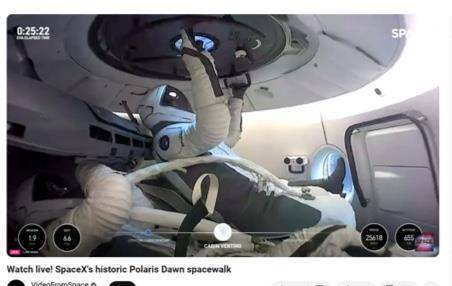 우주캡슐 드래건 내부 모습. 스페이스X 중계 화면 캡처