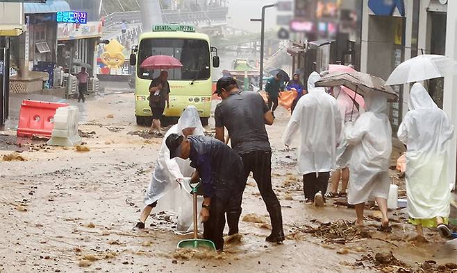 지난 12일 울릉 주요 도로에 빗물과 함께 토사가 흘러내리고 있다. 연합뉴스