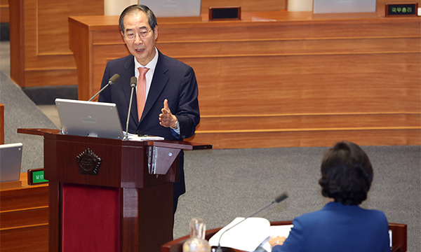 한덕수 국무총리가 12일 국회 본회의장에서 열린 교육·사회·문화 분야 대정부질문에서 더불어민주당 남인순 의원의 질문에 답하고 있다. 연합뉴스