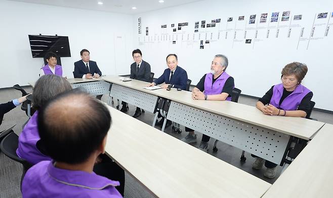 추경호 국민의힘 원내대표가 13일 서울 중구 을지로1가 10·29 이태원 참사 기억·소통공간 '별들의 집'을 방문해 이정민 10·29 이태원참사 유가족협의회 운영위원장을 비롯한 유가족과 면담하고 있다. ⓒ연합뉴스