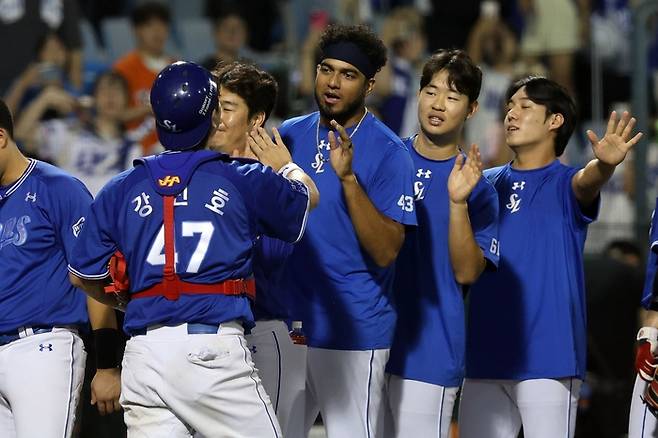 지난 12일 대전 한화전을 마치고 기뻐하는 대니 레예스 등 삼성 선수들. 삼성 라이온즈 제공