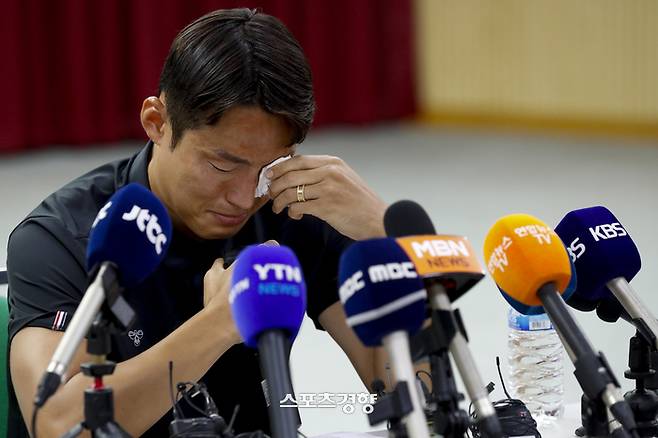 축구 국가대표 출신 손준호(수원FC)가 11일 경기 수원시체육회관에서 중국축구협회 영구 제명 징계 관련 기자회견을 하며 눈물을 흘리고 있다. 2024.09.11 문재원 기자