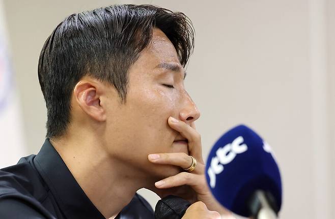 ▲ 손준호의 에이전트는 "현재 징계가 나온 건 없다. FIFA와 대한축구협회의 징계가 나오지 않은 상황에서 먼저 움직일 필요가 없다. FIFA가 중국 측의 손을 들어준다면 변호사를 선임해 추가 대응하겠다"라고 말했다. 수원FC는 당장 이번 주말 전북 현대와 홈경기를 펼칠 예정이다. 손준호는 중국축구협회의 발표 당시만 해도 정상적으로 팀 훈련을 소화했다. 손준호 측은 "FIFA나 대한축구협회, 한국프로축구연맹이든 어떤 메시지도 전달된 게 없는 상황"이라고 했다. 지금은 출전에 제약이 없다는 입장이다. 하지만 수원FC는 손준호와 계약을 해지했다고 13일 발표했다. ⓒ연합뉴스