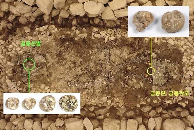 경주 황남동 120-2호분의 치아 출토 현황 왼쪽이 순장자의 것, 오른쪽이 피장자의 치아 [국가유산청 제공. 재판매 및 DB 금지]