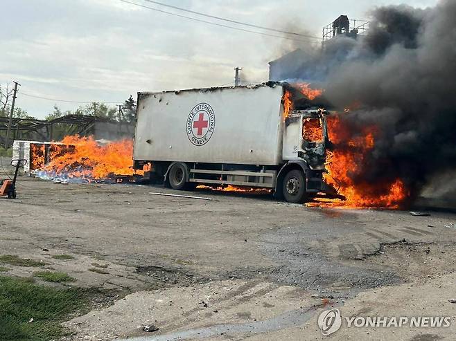 우크라이나 도네츠크에서 12일 포격에 불탄 적십자 구호품 차량 [AFP 연합뉴스 자료 사진. 우크라이나 경찰청 제공. 재판매 및 DB 금지]