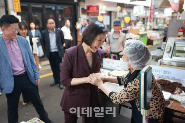 오영주(오른쪽에서 두번째) 중소벤처기업부 장관이 11일 서울 종로구 통인시장을 방문해 시장 상인과 대화하고 있다. (사진=중소벤처기업부)