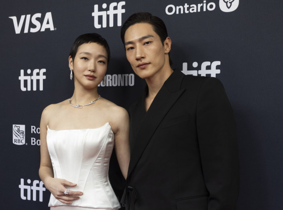 (240913) -- TORONTO, Sept. 13, 2024 (Xinhua) -- Actress Kim Go-eun and actor Steve Sanghyun Noh pose for photos as they attend the world premiere of the film "Love In The Big City" during the 2024 Toronto International Film Festival in Toronto, Canada, on Sept. 13, 2024. (Photo by Zou Zheng/Xinhua)  〈저작권자(c) 연합뉴스, 무단 전재-재배포, AI 학습 및 활용 금지〉