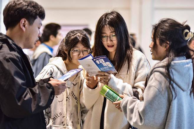 취업박람회에 참석한 중국 대학생들./AFP 연합뉴스