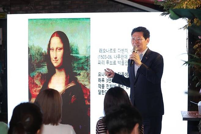 이상일 용인특례시장이 청년들에게 특강을 하고 있다. ⓒ용인시 제공