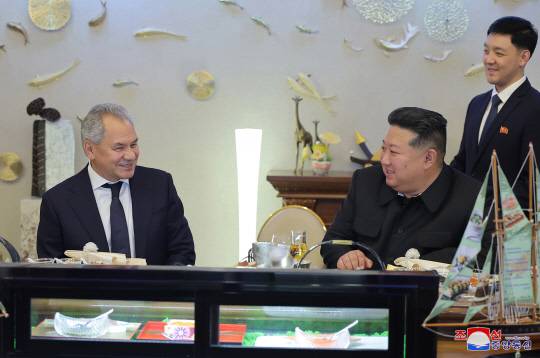 김정은 북한 국무위원장이 지난 13일 평양에서 세르게이 쇼이구 러시아 국가안보회의 서기를 만나 양국 협력 방안에 관해 논의했고 만족한 견해 일치를 봤다고 조선중앙통신이 14일 보도했다.<연합뉴스>