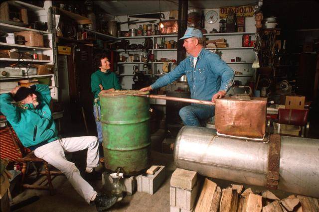 전직 밀주사가 1996년, 자신의 집 차고에서 밀주를 만드는 방법을 시연하고 있다. 출처 미국 의회도서관 민속생활센터