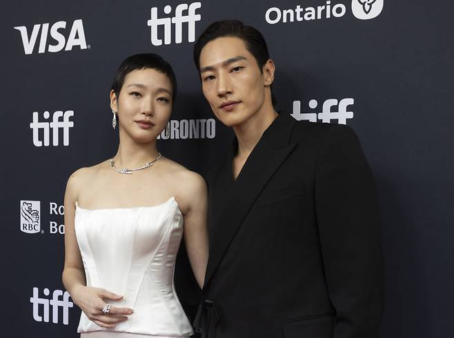 <yonhap photo-3116=""> (240913) -- TORONTO, Sept. 13, 2024 (Xinhua) -- Actress Kim Go-eun and actor Steve Sanghyun Noh pose for photos as they attend the world premiere of the film "Love In The Big City" during the 2024 Toronto International Film Festival in Toronto, Canada, on Sept. 13, 2024. (Photo by Zou Zheng/Xinhua)/2024-09-14 08:28:05/ <저작권자 ⓒ 1980-2024 ㈜연합뉴스. 무단 전재 재배포 금지, AI 학습 및 활용 금지></yonhap>