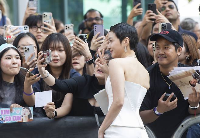 <yonhap photo-3115=""> (240913) -- TORONTO, Sept. 13, 2024 (Xinhua) -- Actress Kim Go-eun (Front) poses for photos with fans as she attends the world premiere of the film "Love In The Big City" during the 2024 Toronto International Film Festival in Toronto, Canada, on Sept. 13, 2024. (Photo by Zou Zheng/Xinhua)/2024-09-14 08:28:01/ <저작권자 ⓒ 1980-2024 ㈜연합뉴스. 무단 전재 재배포 금지, AI 학습 및 활용 금지></yonhap>