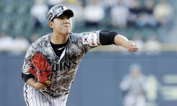 LG 트윈스 투수 이상영이 지난 6월 27일 잠실구장에서 열린 20204 KBO 리그 LG와 삼성 라이온즈의 경기, 이날 선발 등판한 이상영이 공을 던지고 있다. 그러나 이상영은 14일 음주운전 사고를 내 구단과 KBO리그로부터 징계를 피할 수 없게됐다. [사진=뉴시스]