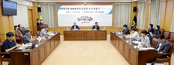 (왼쪽부터)송대윤 부의장과 조승래 국회의원이 ​정책 토론회를 주재하고 있다​.[사진=대전시의회]