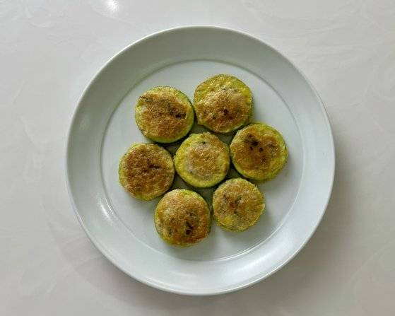 새우를 다져넣은 애호박 새우전. 반찬으로, 안주로도 잘 어울린다. 사진 이정웅