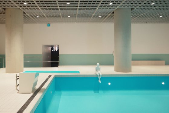 엘름그린&드라그셋의 '스페이스(Spaces)'에 전시된 '아모레퍼시픽 풀(Pool)'. 공동체의 상실을 암시하듯 물 빠진 수영장에는 고대 조각상을 닮은 흰 남성 인물상들이 제각각 존재한다. 연합뉴스