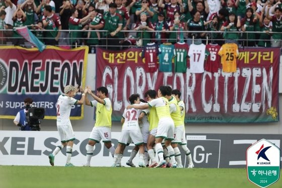 14일 서울전에서 김현욱의 결승골에 기뻐하는 대전 선수들. 사진 한국프로축구연맹