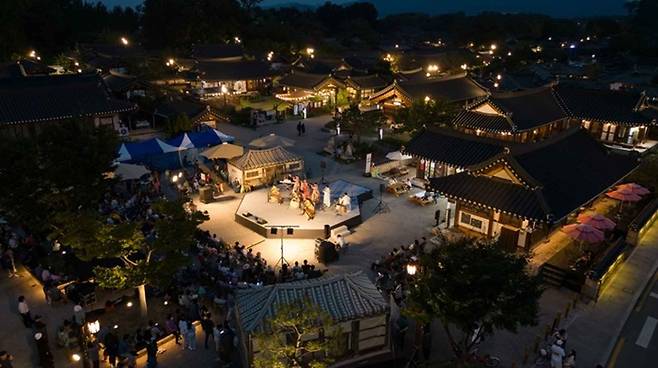 A traditional Korean music performance takes place at Gyeongju Gyochon Traditional Village in Gyeongju, North Gyeongsang Province. (Gyeongju Foundation for Arts and Culture)