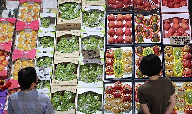 Shoppers browse fruit sets at a wholesale market in Incheon, west of Seoul, on Sept. 5, with the Chuseok holiday less than two weeks away. (Newsis)