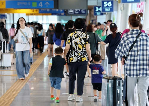 추석 연휴를 앞둔 13일 광주송정역에서 귀성객과 시민들이 이동하고 있다. [사진 출처 = 연합뉴스]