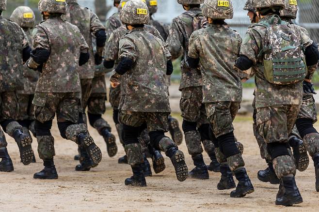 육군 12사단 신병교육대에서 규정에도 없는 얼차려로 쓰러진 훈련병이 숨진 직후 가혹행위 지시한 간부가 심각성을 모르고 웃고 떠드는 모습을 보였다는 조교 폭로가 나왔다. 사진은 기사내용과 무관. /자료사진=이미지투데이