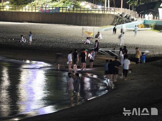 [제주=뉴시스] 오영재 기자 = 제주시 이호테우해수욕장에서 주민과 관광객들이 더위를 식히고 있다. 2024.08.13. oyj4343@newsis.com