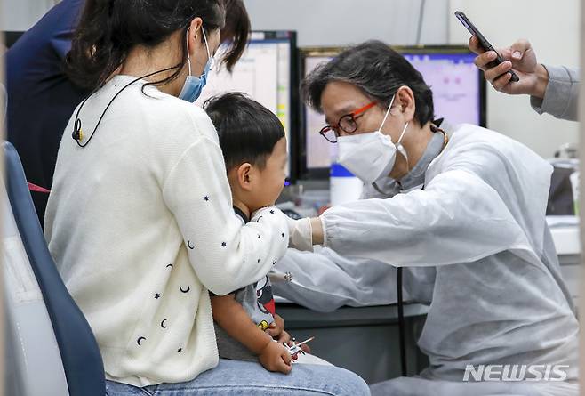 [서울=뉴시스] 독감 예방접종을 받고 있는 어린이. (사진=뉴시스DB) photo@newsis.com