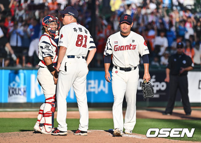 [OSEN=부산, 이석우 기자] 14일 부산 사직야구장에서 2024 신한 SOL 뱅크 KBO 리그 롯데 자이언츠와 한화 이글스의 경기가 열렸다. 홈팀 롯데는 반즈가 선발 출전하고 한화는 이상규가 선발 출전했다.롯데 자이언츠 김상수가 8회초 1사 만루 한화 이글스 문현빈에게 싹쓸이 3타점 좌중간 2루타를 맞고 교체되고 있다. 2024.09.14 / foto0307@osen.co.kr