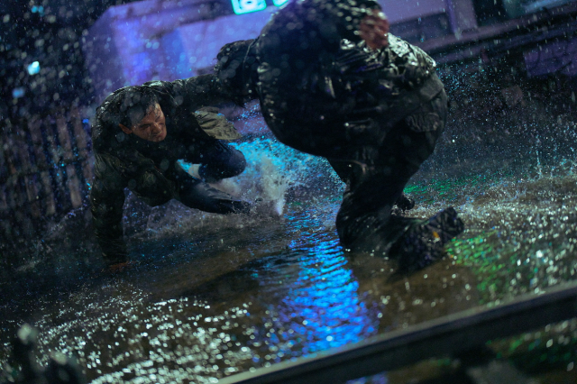 ▲범죄자를 붙잡기 위해 맞서 싸우는 서도철 형사. ⓒCJ ENM