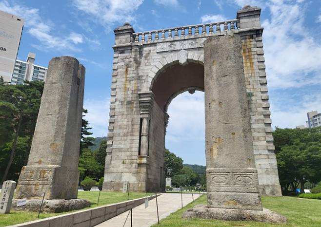 독립문. 자주민권과 자강운동의 기념물이다. 1894년 갑오개혁 이후 자주독립의 결의를 다짐하려고 중국 사신을 영접하여 사대외교의 표상으로 인식된 영은문(迎恩門)을 헐고 그 자리에 건립했다. 출판사 제공