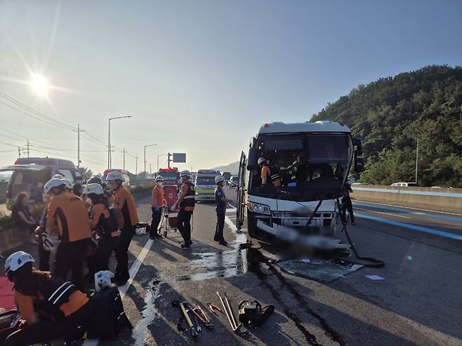 추석 연휴 첫날인 14일 순천방향 남해고속도로 제2지선을 달리던 고속버스가 가드레일과 중앙분리대를 들이받아 운전자와 승객 등 22명이 크고 작은 부상을 입었다. 부산경찰청 제공 