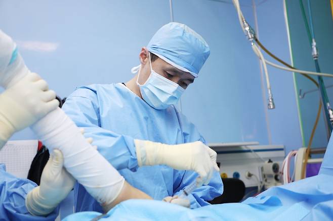 힘찬병원 어깨클리닉 최경원 원장(정형외과 전문의)이 회전근개 부분파열 환자에게 콜라겐 주사 시술을 하고 있다.                                                                                                                                                                                    사진제공｜힘찬병원