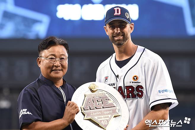 더스틴 니퍼트(오른쪽)가 14일 서울 잠실야구장에서 열린 2024 신한 SOL Bank KBO리그 두산 베어스와 KT 위즈와의 팀 간 16차전에서 외국인 선수로는 최초로 은퇴식을 진행했다. 사진 고아라 기자