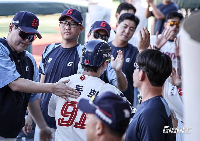 14일 부산 사직구장에서 열린 2024 신한 SOL Bank KBO리그 한화 이글스와 롯데 자이언츠의 경기, 롯데가 타격전 끝 한화를 12-9로 제압했다. 이날 승리로 2연패를 끊은 롯데는 하루 만에 7위로 복귀했다. 롯데 자이언츠