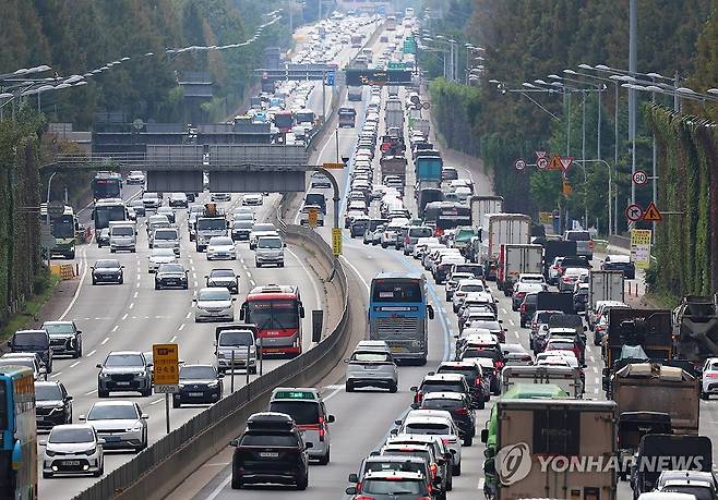 혼잡한 귀성길, 마음은 이미 고향에 (서울=연합뉴스) 김도훈 기자 = 추석 연휴 시작을 하루 앞둔 13일 서울 서초구 잠원IC 경부고속도로 하행선이 귀성 차량으로 혼잡을 빚고 있다. 2024.9.13 superdoo82@yna.co.kr