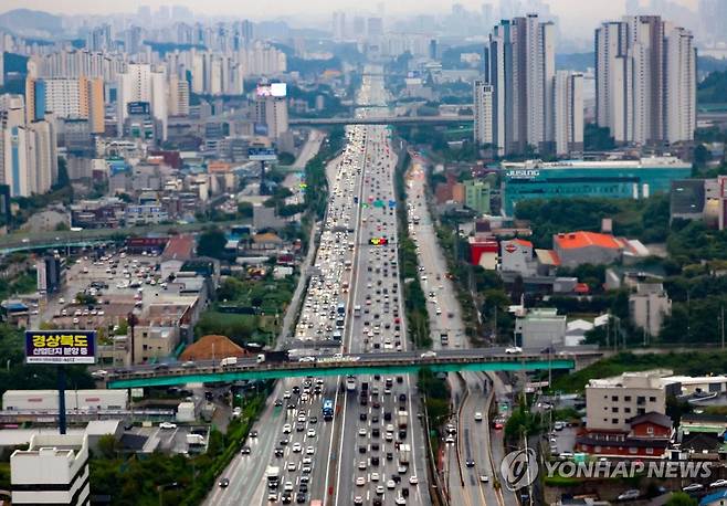 귀성 전쟁 시작 (용인=연합뉴스) 김도훈 기자 = 추석 연휴를 하루 앞둔 13일 오후 경찰청 헬기에서 바라본 경기도 용인시 신갈IC 인근 경부고속도로가 귀성차량 등으로 정체되고 있다. 2024.9.13 [항공촬영협조 = 서울경찰청 항공대 심동국 경위, 박명수 경위, 손동현 경장] superdoo82@yna.co.kr