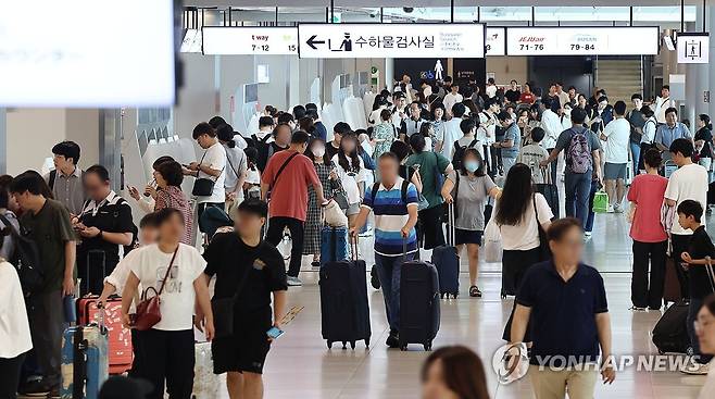 추석 연휴 시작, 떠나는 시민들 (서울=연합뉴스) 김인철 기자 = 추석 연휴가 시작된 14일 서울 강서구 김포공항 출국장에서 시민들이 탑승수속을 위해 이동하고 있다.
    한국공항공사는 공항 터미널 혼잡도 분석 결과 출발 기준 김포공항과 김해공항은 14일, 제주공항은 18일 여객이 가장 많을 것으로 예상했다. 2024.9.14 yatoya@yna.co.kr