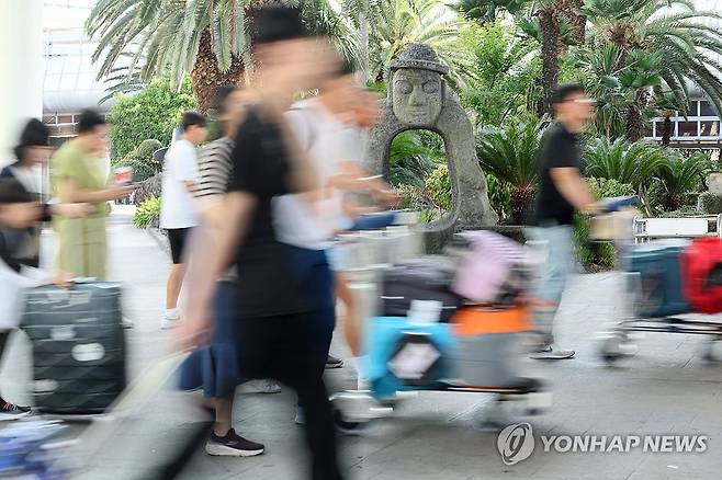 추석 연휴 첫날, 붐비는 제주공항 (제주=연합뉴스) 박지호 기자 = 추석 연휴 첫날인 14일 오전 제주국제공항에 도착한 입도객들이 주차장으로 향하고 있다. 2024.9.14 jihopark@yna.co.kr