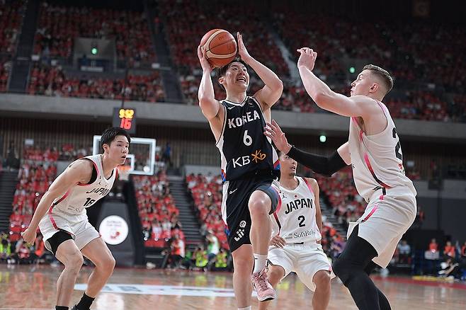 지난 5일 일본과 1차전에서 슛을 시도하는 이정현 (서울=연합뉴스) '젊은' 한국 남자농구 대표팀이 골밑에서 고전한 끝에 일본과 두 번째 친선 경기에서는 8점 차로 졌다. 사진은 지난 5일 일본과 1차전에서 슛을 시도하는 이정현. 2024.7.7 [일본농구협회(JBA) 제공. 재판매 및 DB 금지] photo@yna.co.kr