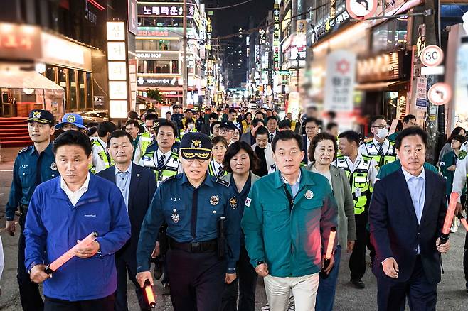 이재준 경기 수원시장(사진 오른쪽 2번째)이 20일 '연쇄 성폭행범' 박병화 거주지인 경기 수원시 팔달구 인계동 한 오피스텔 주변에서 경찰 등 유관기관과 합동순찰을 하고 있다. (수원시 제공) 2024.5.20/뉴스1 ⓒ News1