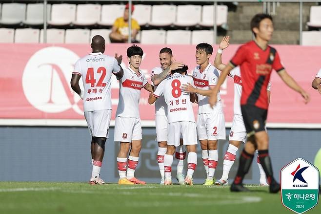 부천 선수들이 15일 경남전에서 득점 후 기쁨을 나누고 있다. 사진 | 한국프로축구연맹