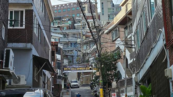 지난 10일 방문한 서울 종로구 창신동23번지 일대에 한 건설사가 재개발 사업 추진을 축하하는 현수막을 걸어뒀다./조은임 기자