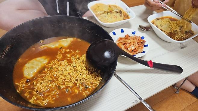 20240914_083215.jpg 전 배달 시작 동생네서 아침 만두라면