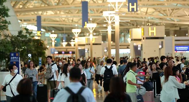 [인천공항=뉴시스] 김혜진 기자 = 추석 연휴를 하루 앞둔 13일 인천국제공항 제 1여객터미널이 이용객들로 붐비고 있다. 2024.09.13. jini@newsis.com <저작권자ⓒ 공감언론 뉴시스통신사. 무단전재-재배포 금지.> 사진=뉴시스화상