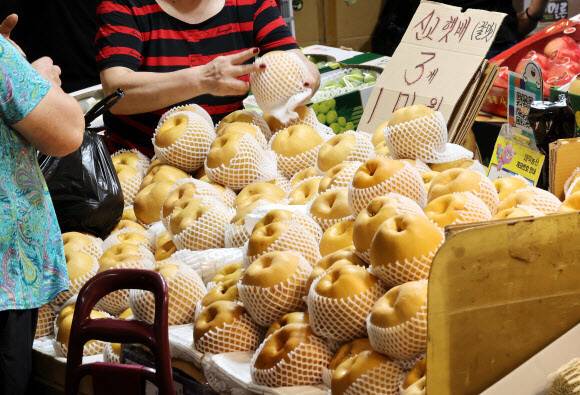 추석 연휴를 앞둔 13일 서울 동대문구 청량리시장을 찾은 시민들이 장을 보고 있다. 연합뉴스
