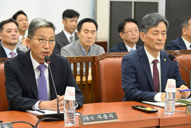 우종수(왼쪽) 국가수사본부장이 지난달 20일 국회 행정안전위원회에서 열린 마약수사 외압 의혹 관련 청문회에서 의원의 질의에 답변하고 있다. 오른쪽은 조지호 경찰청장. 고영권 기자