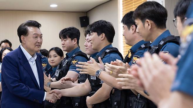 윤석열 대통령, 추석 연휴 관악경찰서 격려 방문 [대통령실 제공]