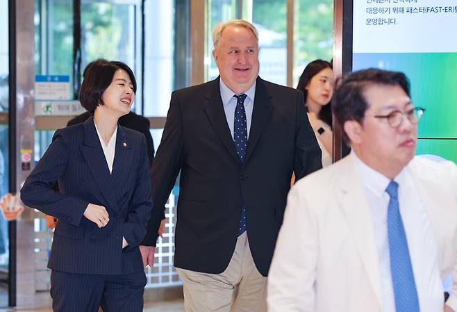 국민의힘 의료개혁특별위원회 인요한 위원장(가운데)과 한지아 위원(왼쪽)이 지난 6월25일 오전 서울 종로구 강북삼성병원을 현장방문해 신현철 병원장의 안내를 받고 있다. 연합뉴스